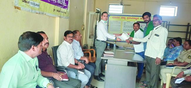  ಬುಕ್ಕಸಾಗರ ಮೇಲೆ ಸಾರಿಗೆ ಬಸ್ ಸಂಚಾರಕ್ಕೆ ಜನರ ಆಕ್ರೋಶ : ಅಧಿಕಾರಿಗಳ ನಿರ್ಲಕ್ಷ್ಯದ ಆರೋಪ 