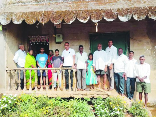 ಬಡ ವಿದ್ಯಾರ್ಥಿನಿಗೆ ಆರ್ಥಿಕ  ನೆರವು ನೀಡಿ ಮಾನವೀಯತೆ ಮೆರೆದ ಮಲಗೌಡ ಪಾಟೀಲ 