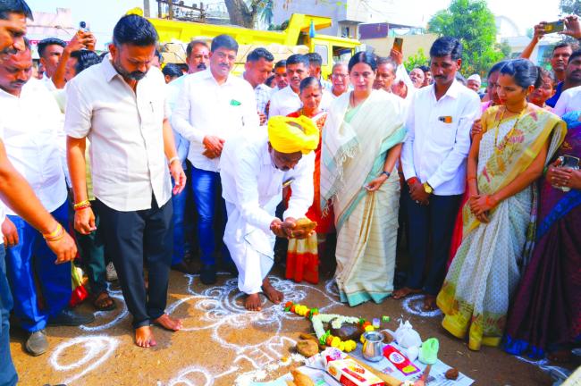 9 ಕೋಟಿ ರೂ. ಕಾಮಗಾರಿಗೆ ಸಚಿವದ್ವಯರಿಂದ ಭೂಮಿ ಪೂಜೆ ಸಚಿವರ ನೆರವು ನೆನೆದು ವೇದಿಕೆಯಲ್ಲೇ ಗಳಗಳ ಅತ್ತ ವ್ಯಕ್ತಿ   