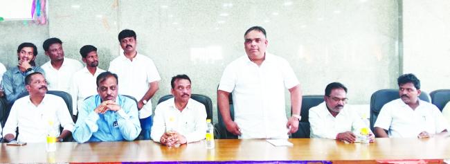 ಅಧಿಕಾರಿ ಮತ್ತು ಸಾರ್ವಜನಿಕ ನಡುವೆ ಮದ್ಯಸ್ಥಿಕೆವಹಿಸಿ ಕ್ಷೇತ್ರದ ಸಮಸ್ಯೆ ಬಗೆಹರಿಸಬೇಕು : ಶಾಸಕ ಪಠಾಣ 