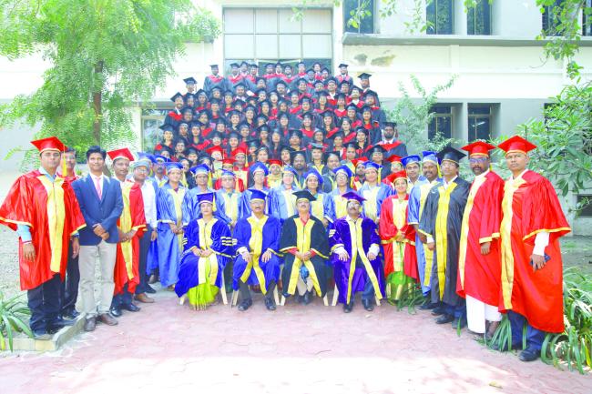 ಸಂಶೋಧನಾ ಕೇಂದ್ರದಲ್ಲಿ ನಡೆದ 2018ನೇ ವರ್ಷದ ವಿದ್ಯಾರ್ಥಿಗಳ ಘಟಿಕೋತ್ಸವದಲ್ಲಿ ಪದವಿ ಪ್ರಧಾನ