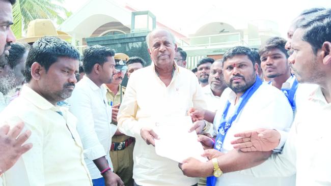 ಗೃಹ ಕಚೇರಿ ಮುಂದೆ ಬೃಹತ್ ತಮಟೆ ಚಳುವಳಿ ಮಾಡಿ ಶಾಸಕರ  ಮಾಜಿ ಶಾಸಕ  ಕೆ. ಬಸವರಾಜ್ ಹಿಟ್ನಾಳ್ ರ ವರಿಗೆ ಮನವಿ  