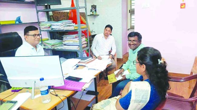 ಪಹಣಿಯಲ್ಲಿ ದಾಖಲಿಸಲು ಅಗತ್ಯ ಕ್ರಮ ಕೈಗೊಳ್ಳುವಂತೆ ಶಾಸಕ ಶ್ರೀನಿವಾಸ ಮಾನೆ ಅವರು ತಹಶೀಲ್ದಾರ್ ರೇಣುಕಾ ಎಸ್‌. ಅವರಿಗೆ ಸೂಚಿಸಿದರು