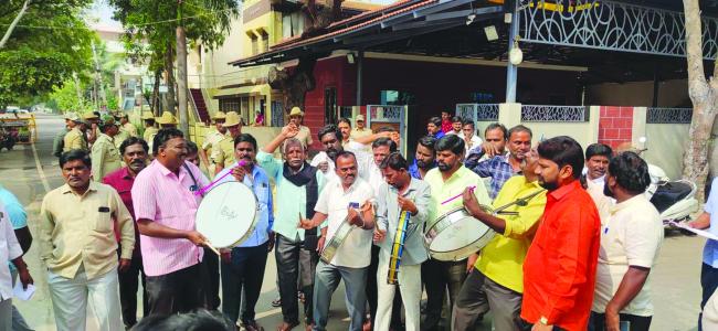 ಒಳ ಮೀಸಲಾತಿಗಾಗಿ ಶಾಸಕರ ಮನೆ ಮುಂದೆ ತಮಟೆ ಚಳುವಳಿ  