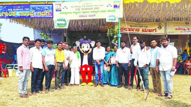 ರೋಣ ಪಟ್ಟಣದಲ್ಲಿ ಗಮನ ಸೆಳೆದ ನರೇಗಾ ಮಾಹಿತಿ ಮಳಿಗೆ 