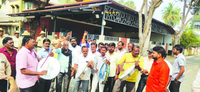 ಒಳ ಮೀಸಲಾತಿಗಾಗಿ ಶಾಸಕರ ಮನೆ ಮುಂದೆ ತಮಟೆ ಚಳುವಳಿ 