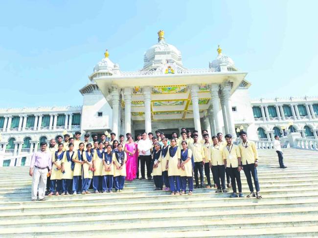  ವಿದ್ಯಾರ್ಥಿಗಳು ಬೆಳಗಾವಿಯ ಸುವರ್ಣ ಸೌಧಕ್ಕೆ ಭೇಟಿ ನೀಡಿ, ವಿಧಾನ ಮಂಡಲದ ಅಧಿವೇಶನದ ಕಾರ್ಯಕಲಾಪಗಳ ವೀಕ್ಷಣೆ 