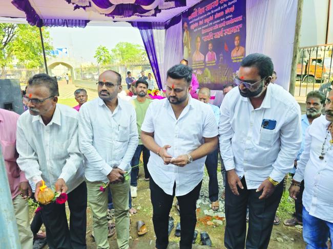 ಶಿವಾಜಿ ಸ್ಮಾರಕ ಕಟ್ಟಡ ಕಾಂಕ್ರೀಟ್ ಪೂಜೆ 