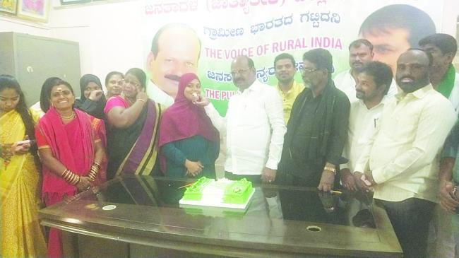 ಜೆಡಿಎಸ್ ಕಚೇರಿಯಲ್ಲಿ ಕೇಂದ್ರ ಸಚಿವ ಹೆಚ್ ಡಿ ಕುಮಾರಸ್ವಾಮಿ ಜನ್ಮದಿನದ ಆಚರಣೆ