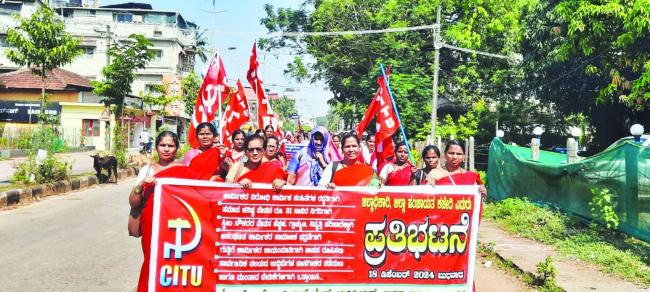 ವಿವಿಧ ಬೇಡಿಕೆ ಈಡೇರಿಸಲು ಆಗ್ರಹಿಸಿ ಅಂಗನವಾಡಿ ನೌಕರರಿಂದ ಧರಣಿ  