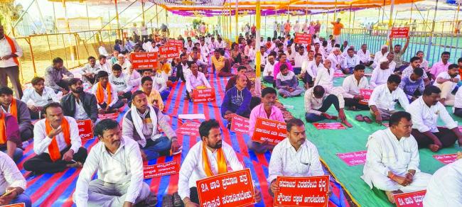 ವಿವಿಧ ಬೇಡಿಕೆ ಈಡೇರಿಸುವಂತೆ ಹಡಪದ ಸಮಾಜದಿಂದ ಪ್ರತಿಭಟನೆ  