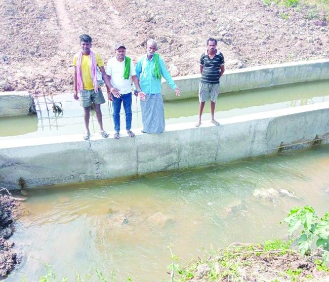ಮೇಲ್ಭಾಗದ ತುರ್ತು ಕಾಲುವೆಯಲ್ಲಿ ಬಿದ್ದ ಬೋಂಗಾ : ನೀರು ವ್ಯರ್ಥ : ಕಳಪೆ ಕಾಮಗಾರಿ ಆರೋಪ  