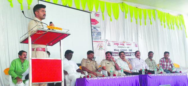 ಮೇಲ್ಭಾಗದ ತುರ್ತು ಕಾಲುವೆಯಲ್ಲಿ ಬಿದ್ದ ಬೋಂಗಾ : ನೀರು ವ್ಯರ್ಥ : ಕಳಪೆ ಕಾಮಗಾರಿ ಆರೋಪ  