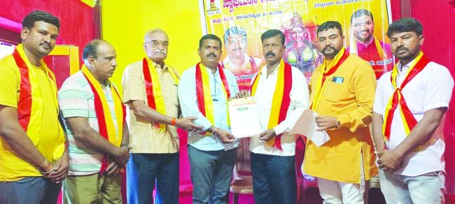 ಅಣ್ಣಪ್ಪ ಚಲವಾದಿ ಇವರನ್ನು ಅಧಿಕೃತವಾಗಿ ರಾಜ್ಯಾಧ್ಯಕ್ಷರ ಆದೇಶದ ಮೇಲೆಗೆ ಪತ್ರ ನೀಡಿ ಸನ್ಮಾನ  