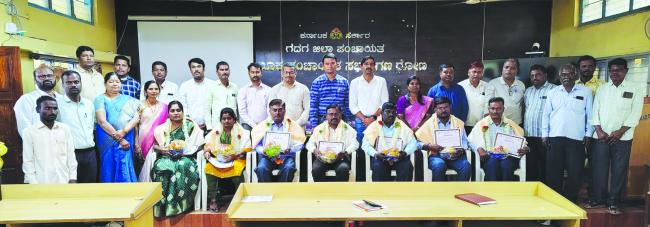ಗ್ರಾಮದ ಕರ ವಸೂಲಿಕಾರರಿಗೆ ಸನ್ಮಾನದ ಜೊತೆಗೆ ಪ್ರಶಂಸಣಾ ಪತ್ರ ವಿತರಣೆ