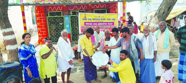 ಜಾನಪದ ಗಾಯನದಿಂದ ಗ್ಯಾರಂಟಿ ಯೋಜನೆಗಳ ಕುರಿತು ಅರಿವು 