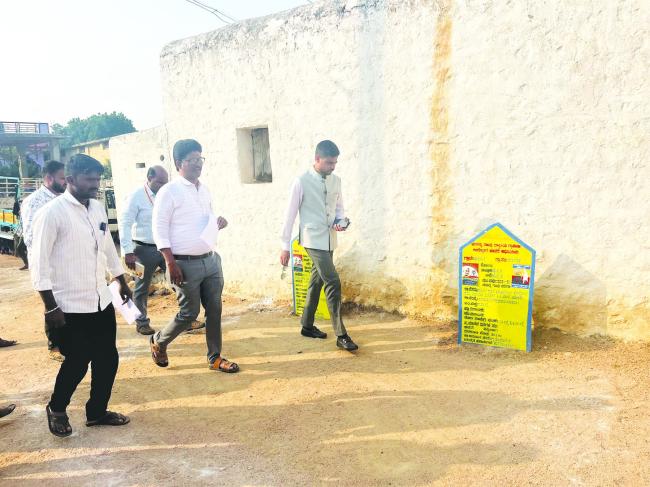  ನರೇಗಾ ಯೋಜನೆಯ ದತ್ತು ಗ್ರಾಮ ಕಾಮನೂರಿಗೆ  ಜಿ.ಪಂ ಸಿಇಒ ಭೇಟಿ: ವಿವಿಧ ಕಾಮಗಾರಿಗಳ ಪರೀಶೀಲನೆ 