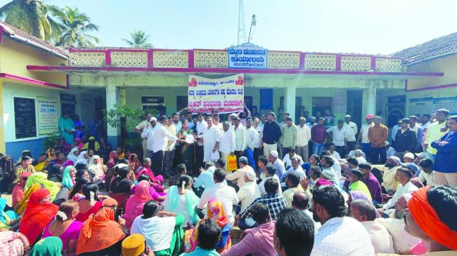 ಫಾರ್ಮ್‌ ನಂಬರ್ 3, ಬೇಡಿಕೆ ಈಡೇರಿಕೆಗೆ  ಬೃಹತ ಪ್ರತಿಭಟನಾ ಮೆರವಣಿಗೆ: ತಹಶೀಲ್ದಾರರಿಗೆ ಮನವಿ 