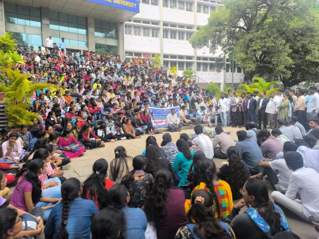 ಬೆಂಗಳೂರು ವಿಶ್ವವಿದ್ಯಾಲಯದಲ್ಲಿ ಬೃಹತ್ ಪ್ರತಿಭಟನೆ ಮತ್ತು ಪ್ರತಿಕೃತಿ ದಹನ 