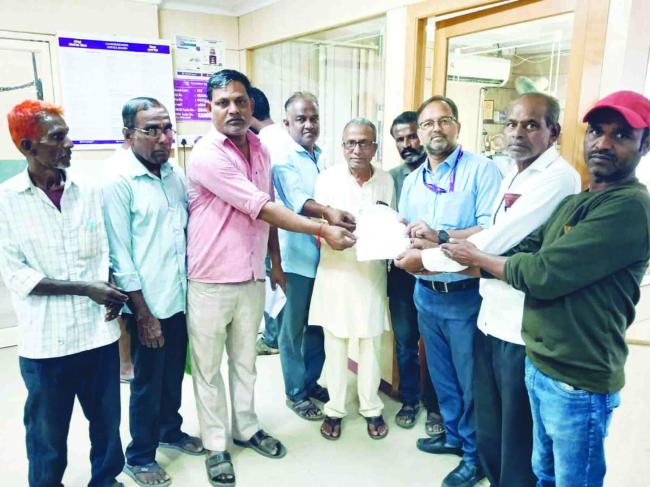 ಬ್ಯಾಂಕ್ ನೆಲಮಹಡಿಗೆ ಸ್ಥಳಾಂತರಿಸುವಂತೆ ಒತ್ತಾಯಿಸಿ ಮನವಿ  