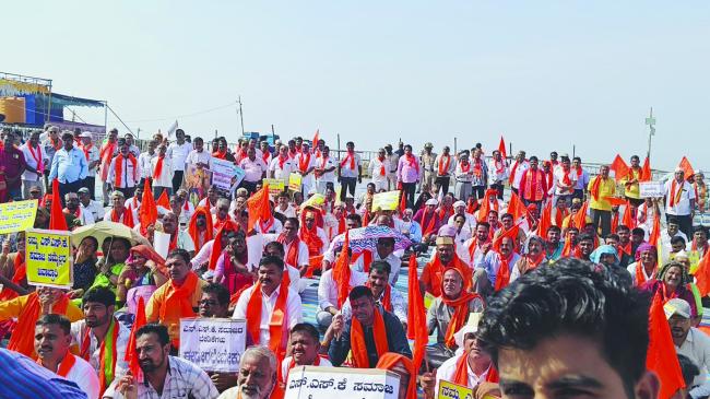 ಕ್ಷತ್ರಿಯ ಸಮಾಜದಿಂದ  ವಿವಿಧ ಬೇಡಿಕೆ ಈಡೇರಿಸಲು ಒತ್ತಾಯಿಸಿ ಪ್ರತಿಭಟನೆ