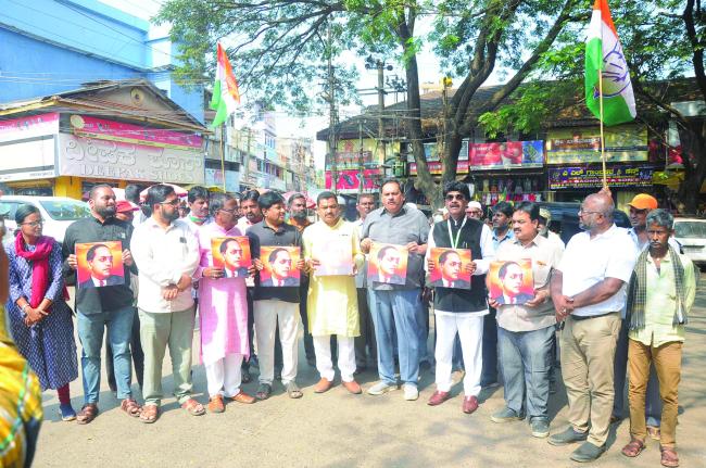  ಕಾಂಗ್ರೆಸ್ ಕಾರ್ಯಕರ್ತರು ತಿವೃವಾಗಿ ಖಂಡಿಸಿ ರಾಜಿನಾಮೆಗೆ ಒತ್ತಾಯಿಸಿದರು,