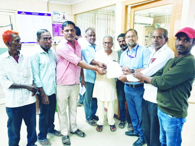 ಬ್ಯಾಂಕ್ ನೆಲಮಹಡಿಗೆ ಸ್ಥಳಾಂತರಿಸುವಂತೆ ಒತ್ತಾಯಿಸಿ ಮನವಿ 