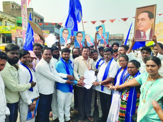 ಅಮೀತ ಶಾ ವಜಾಗೊಳಿಸಿ, ದಸಂಸ ಪ್ರತಿಭಟನೆ