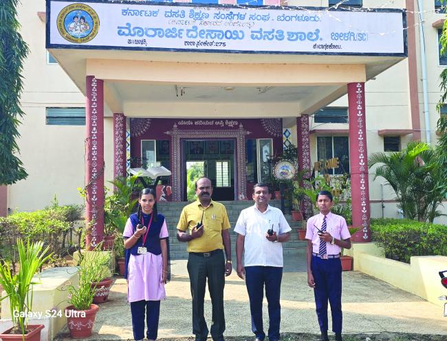 ಮೊರಾರ್ಜಿ ದೇಸಾಯಿ ವಸತಿ ಹ್ಯಾಮ್ ಸ್ಟೇಷನ್‌ನಲ್ಲಿ ಮಾತನಾಡಿದ ಶಿಕ್ಷಕರು ಮತ್ತು ವಿದ್ಯಾರ್ಥಿಗಳು 