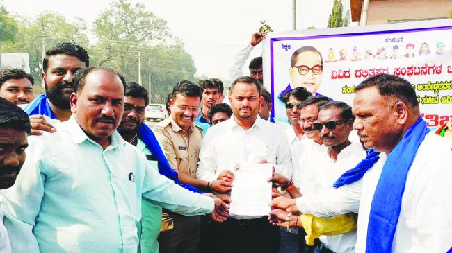 ಡಾ, ಬಿ,ಆರ್, ಅಂಬೇಡ್ಕರ್‌ಗೆ ಅವಮಾನ: ಶಾ ಪ್ರತಿಕೃತಿ ದಹನ 