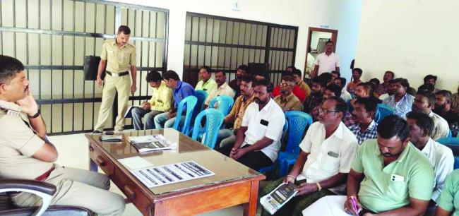 ಸರಕು ವಾಹನಗಳಲ್ಲಿ ಪ್ರಯಾಣಿಕರನ್ನು ಸಾಗಿಸಿದರೆ ಕ್ರಮಗಳನ್ನು ಕೈಗೊಳ್ಳಲಾಗುವುದು : ವಾಸುಕುಮಾರ್‌