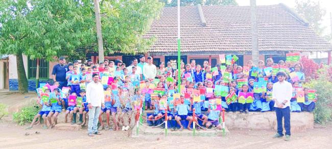 ವರುಣಗೌಡ್ರ ಅಭಿಮಾನಿ ಬಳಗದಿಂದ ನೋಟ್ ಪುಸ್ತಕ ಪೆನ್ನು ವಿತರಣೆ
