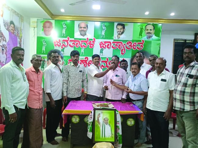 ಮಾಜಿ ಮುಖ್ಯಮಂತ್ರಿ ಕುಮಾರಸ್ವಾಮಿ ಜನ್ಮದಿನೋತ್ಸವ : ಸಿಹಿ ಹಂಚಿ ಸಂಭ್ರಮಿಸಿದ ಶಿವಣ್ಣನವರ