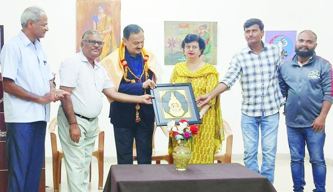 ಆರ್ಟ ಗ್ಯಾಲರಿಗೆ ನಿವೃತ್ತ ಚುನಾವಣಾಧಿಕಾರಿ ಭೇಟಿ 