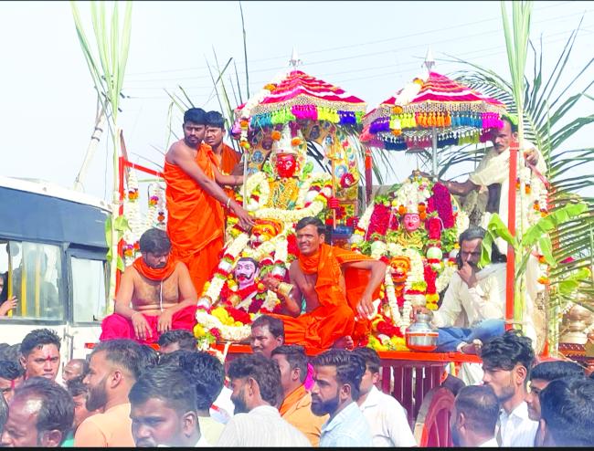 ದ್ಯಾಮವ್ವ ದೇವಿ ಹಾಗೂ ಮಾಯಮ್ಮ ದೇವಿ ಸಮ್ಮುಖದಲ್ಲಿ ಶ್ರದ್ಧಾ ಭಕ್ತಿಯಿಂದ ಮೆರವಣಿಗೆ