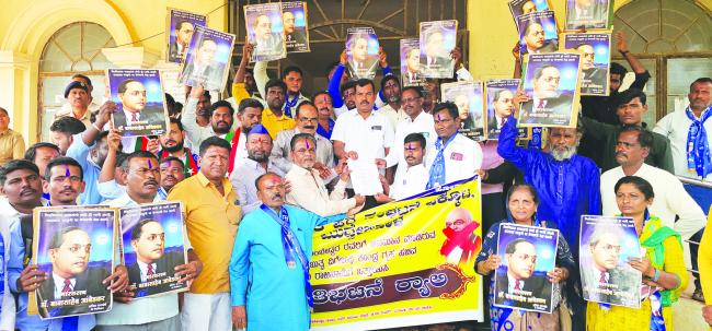 ತಾಲೂಕಿನ ವಿವಿಧ ದಲಿತಪರ ಸಂಘಟನೆಗಳ ನೇತೃತ್ವದಲ್ಲಿ ಪ್ರತಿಭಟನಾ ಮೆರವಣಿಗೆ