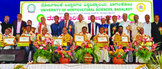 2ನೇ ದಿನದ ತೋಟಗಾರಿಕೆ ಮೇಳ ಽ ಫಲಶ್ರೇಷ್ಠ ರೈತರಿಗೆ ಸನ್ಮಾನ 