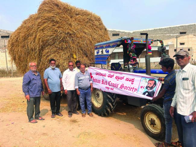 ಭಾರತೀಯ ರೆಡ್ ಕ್ರಾಸ್ ಸಂಸ್ಥೆಯಿಂದ ಗೋಶಾಲೆಗೆ ಉಚಿತವಾಗಿ ಹುಲ್ಲು ದಾನ
