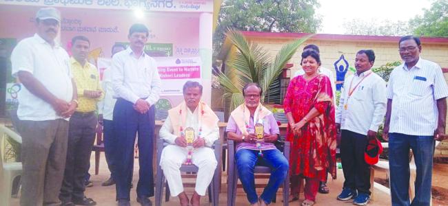 ನಿವೃತ್ತ ಶಿಕ್ಷಕ ನದಾಫ್ ಮತ್ತು ಪತ್ರಕರ್ತ ಸಾಧಿಕಅಲಿಗೆ ಸನ್ಮಾನ