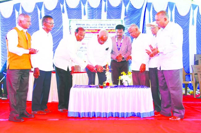 ನಿವೃತ್ತ ನೌಕರರ ದಿನಾಚರಣೆ: ವೃತ್ತಿಯಿಂದ ನಿವೃತ್ತಿ ಆದರೆ ಬದುಕಿನಿಂದ ಅಲ್ಲ - ಅಣ್ಣಿಗೇರಿ