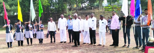 ಪ್ರೌಢಶಾಲೆಯ ವಾರ್ಷಿಕ ಕ್ರೀಡಾಕೂಟಕ್ಕೆ ಸಂಸ್ಥೆ ಉಪಾಧ್ಯಕ್ಷ ಜಿನೇಶ್ವರ ಮಗದುಮ್ಮ ಚಾಲನೆ