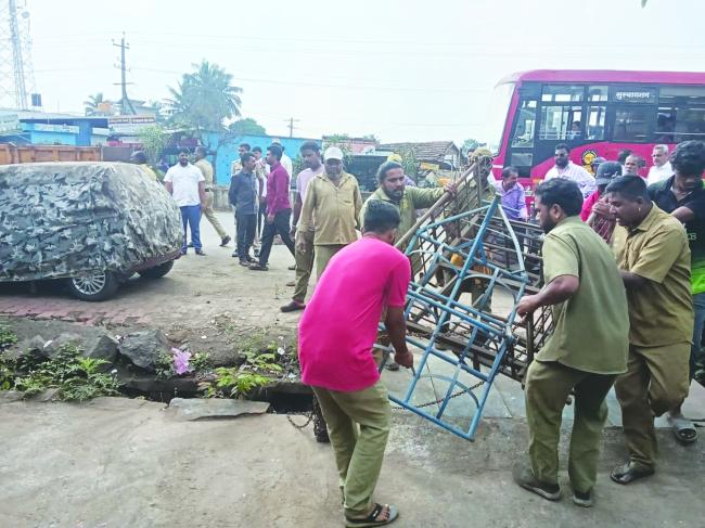 ಸಂಚಾರಕ್ಕೆ ಅಡೆತಡೆ : ಬೀದಿಬದಿ ವ್ಯಾಪಾರಿಗಳ ತೆರವು ಕಾರ್ಯಾಚರಣೆ  