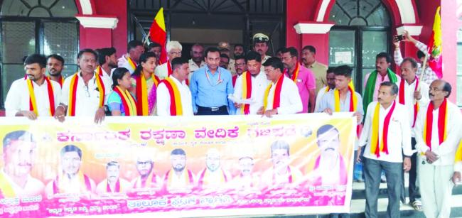 ರೈತರ ಸಂಕಷ್ಟಗಳಿಗೆ ಸಹಕರಿಸುವಂತೆ ಆಗ್ರಹ: ಬೆಳೆ ಹಾನಿ ಹಾಗೂ ವಿಮಾ ಹಣವನ್ನು ತಕ್ಷಣ ಬಿಡುಗಡೆ ಮಾಡಲು ಆಗ್ರಹ