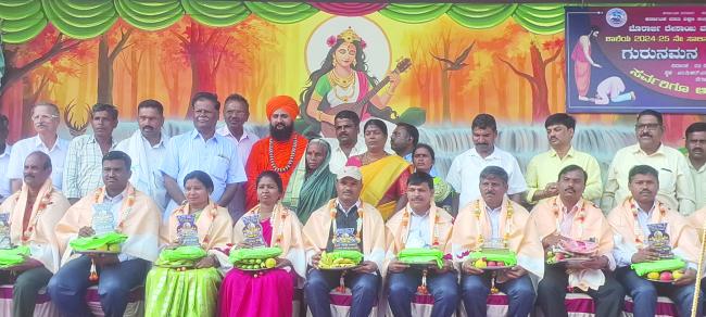 ಮೊರಾರ್ಜಿ ದೇಸಾಯಿ ವಸತಿ ಶಾಲೆಯ ಸರ್ವಜ್ಞ ರಂಗಮಂದಿರದಲ್ಲಿ ಮಕ್ಕಳ ಪಾಲಕರು ಗುರುನಮನ ಕಾರ್ಯಕ್ರಮ