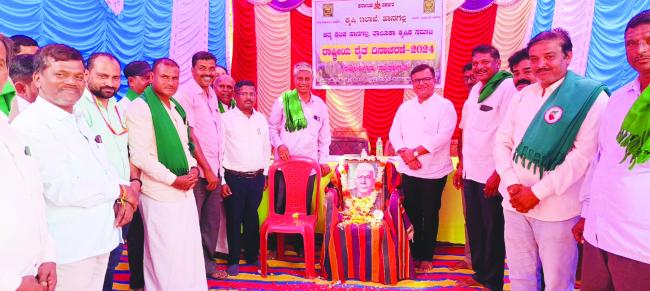 ಕೃಷಿ ನಿರ್ದೇಶಕರ ಕಚೇರಿಯಲ್ಲಿ ಕೃಷಿ ಇಲಾಖೆ ಹಾಗೂ ಕೃಷಿಕ ಸಮಾಜ ಆಯೋಜಿಸಿದ್ದ ರೈತ ದಿನಾಚರಣೆ