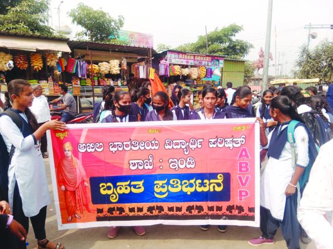 ಸರಿಯಾದ ಸಮಯಕ್ಕೆ ಬಾರದ ಬಸ್ಸುಗಳು ಹೋರಾಟಕ್ಕೆ ಇಳಿದ ವಿದ್ಯಾರ್ಥಿಗಳು