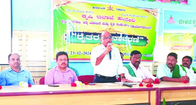 ರೈತ ದಿನಾಚರಣೆರೈತರು ಮಣ್ಣಿನ ಫಲವತ್ತತೆ ಕಾಪಾಡಿಕೊಂಡು ಗುಣಮಟ್ಟದ ಆಹಾರ ಉತ್ಪಾದನೆ ಮಾಡುತ್ತಿರುವುದು ಶ್ಲ್ಯಾಘನೀಯ