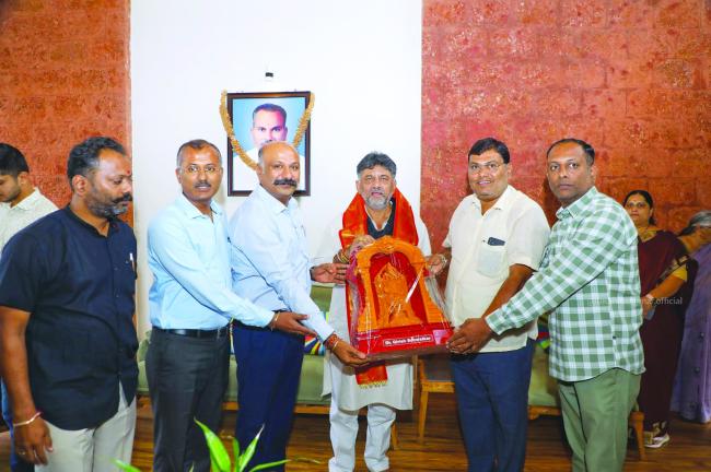  ಖ್ಯಾತ ವೈದ್ಯ ಡಾ. ಗೀರೀಶ ಸೋನವಾಲಕರ ನಿವಾಸಕ್ಕೆ ಡಿಸಿಎಂ ಡಿಕೆಶಿ ಭೇಟಿ