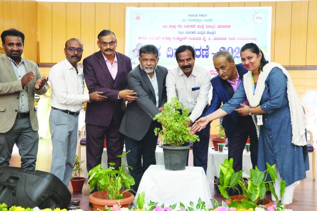  ಧಾರವಾಡದಲ್ಲಿ ದಿನಾಂಕ: 24.12.2024 ರಂದು ಎಡಿಮ್ ಆಗ್ರೋ ಇಂಡಸ್ಟ್ರೀಸ್ ಇಂಡಿಯಾ ಪ್ರೈ. ಲಿ ಧಾರವಾಡ ಇವರ ಸಹಯೋಗದಲ್ಲಿ ರೈತ ದಿನಾಚರಣೆ