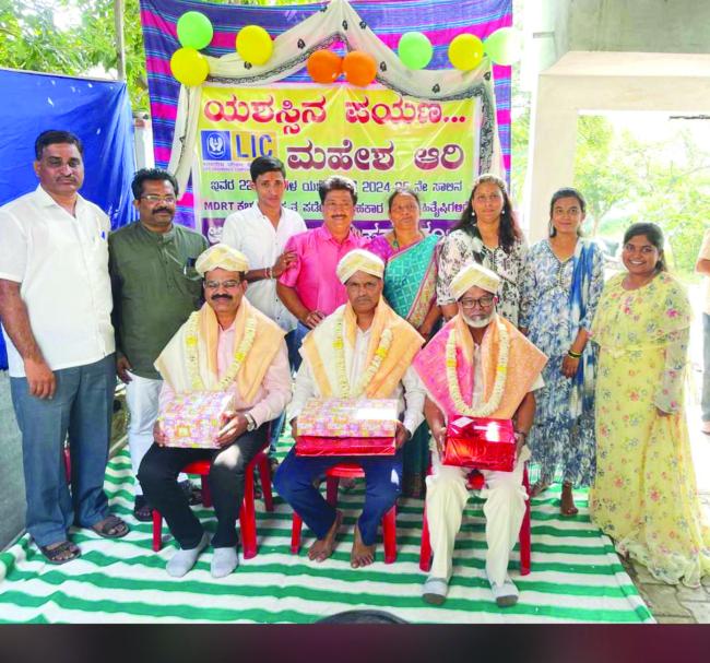  ಬಾಪುಗೌಡ  ಎಂ ಡಿ ಆರ್ ಟಿ ಬಡ್ತಿ ಪಡೆದ ಮಹೇಶ್ ಅವರಿಂದ ಸನ್ಮಾನ